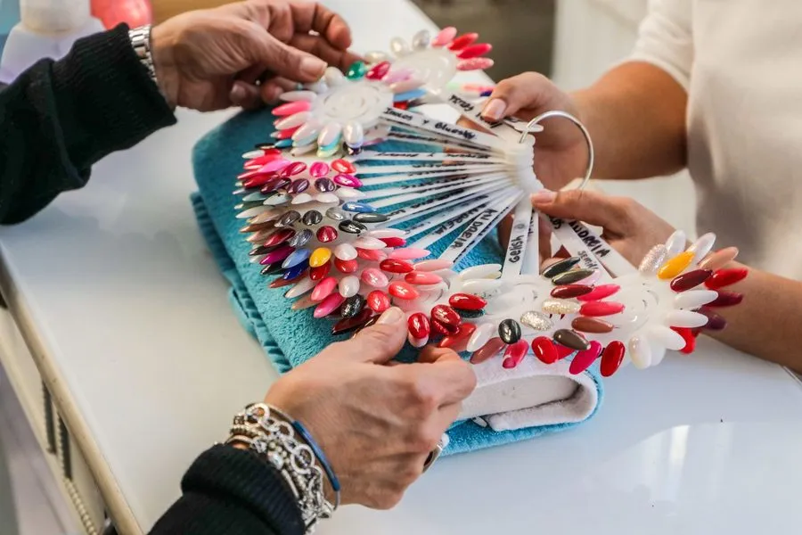 Photo libre de droits : Vos ongles adoptent les teintes chaleureuses de novembre