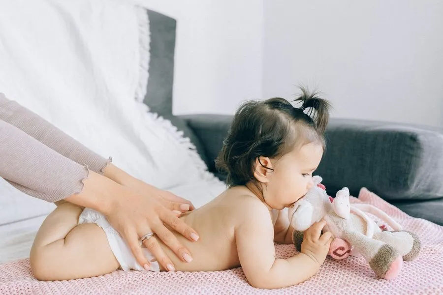 Photo libre de droits : L'apaisement des tensions crâniennes du nourrisson par l'ostéopathie douce