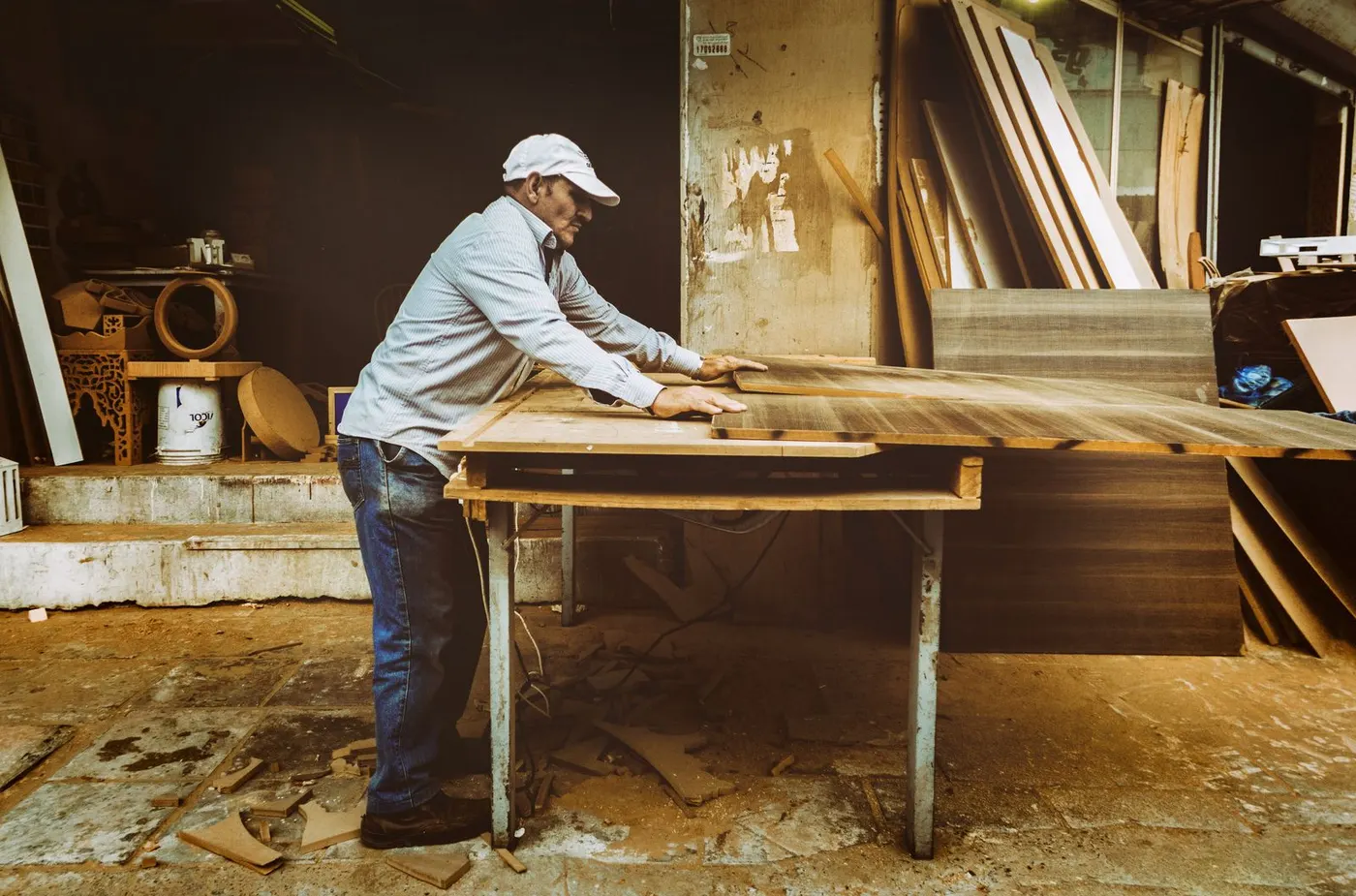Un menuisier au travail dans son atelier
