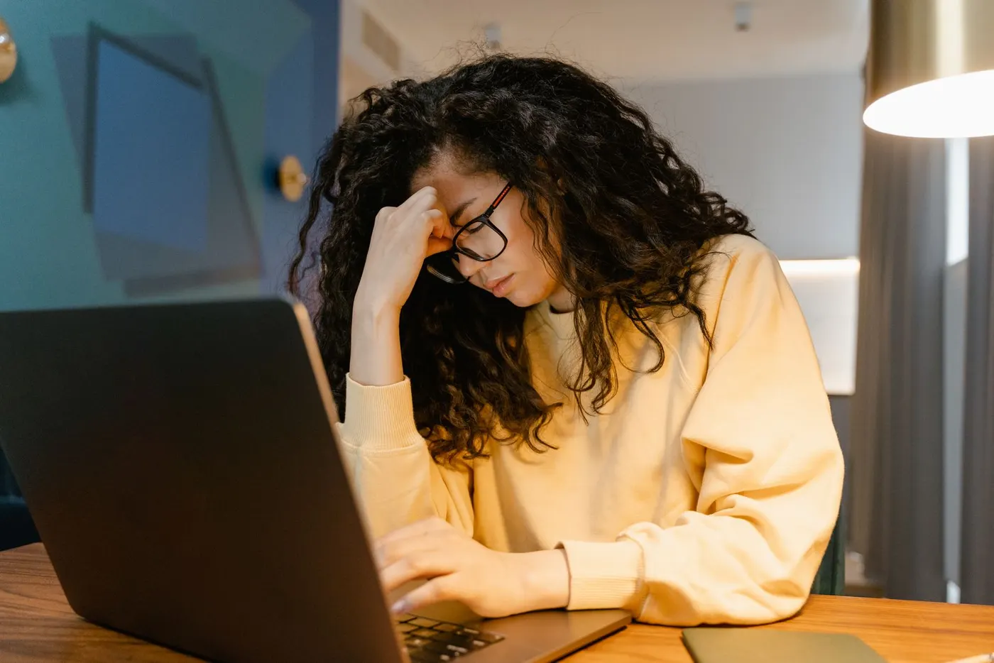Une cheffe d'entreprise fatiguée devant son ordinateur
