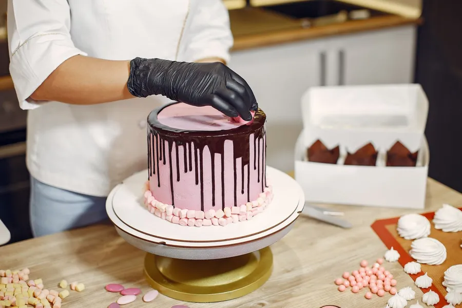 Pâtissière décorant un gâteau
